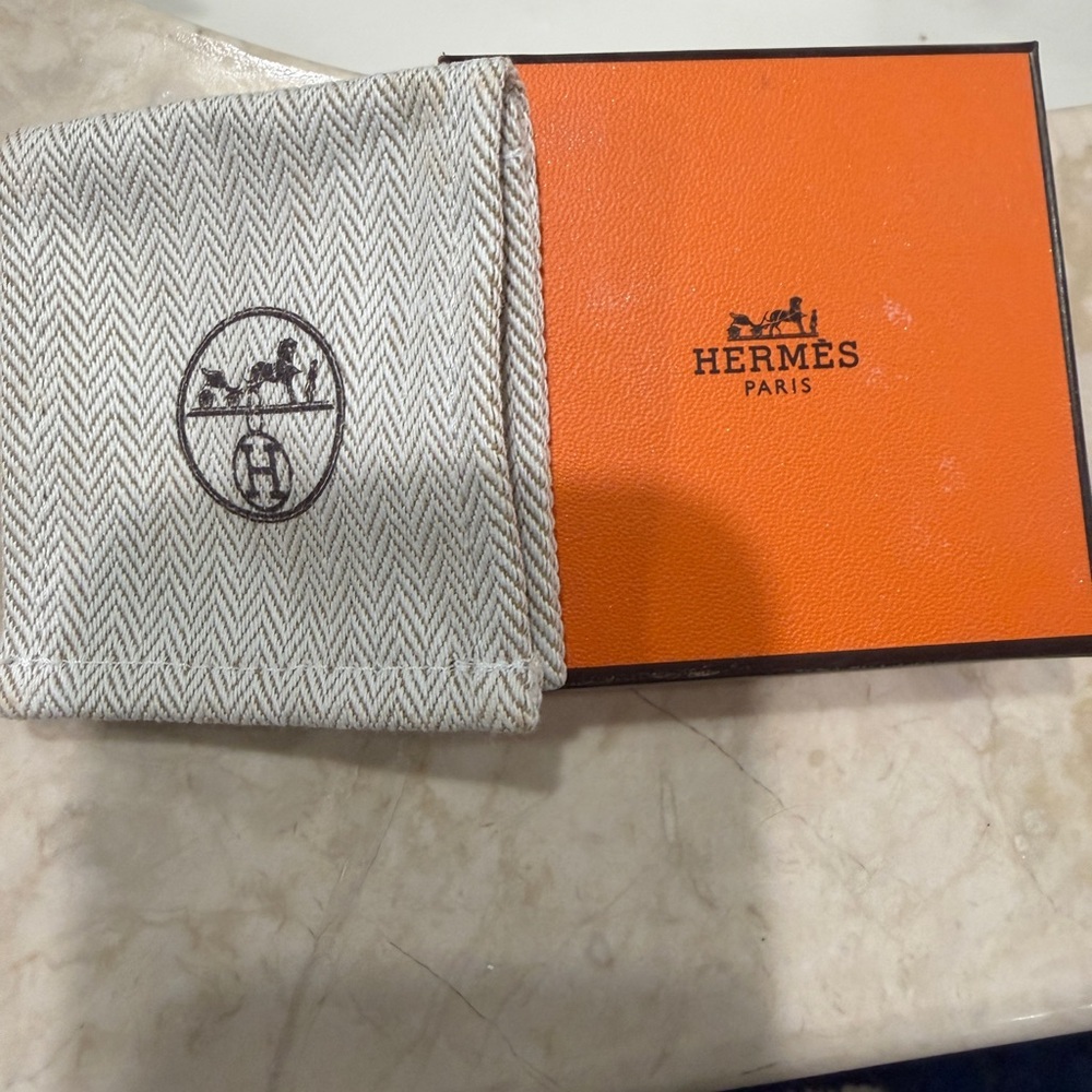 Hermes ear cuff black and silver. - Picture 5 of 6
